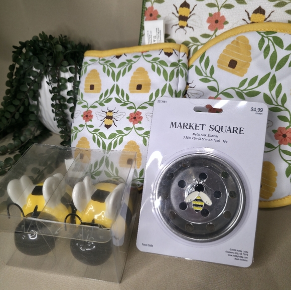Bee-Themed Set with Drying Mat, Salt/Pepper Shakers, Sink Strainer And Oven Mits - Picture 4 of 4